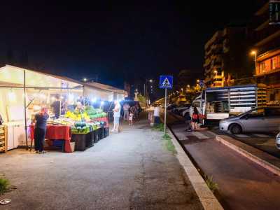 ...in via della Costituente, quasi ad angolo con largo Due Giugno, luogo che dagli anni 80 ha dato il nome al grande parco cittadino che caratterizza questa zona